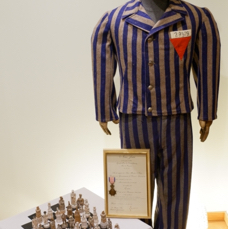 KZ Kleedung a Schachspill vum Här Gillen Jim a.JPG