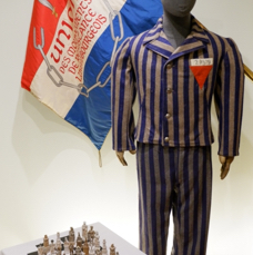 KZ Kleedung a Schachspill vum Här Gillen Jim b.JPG